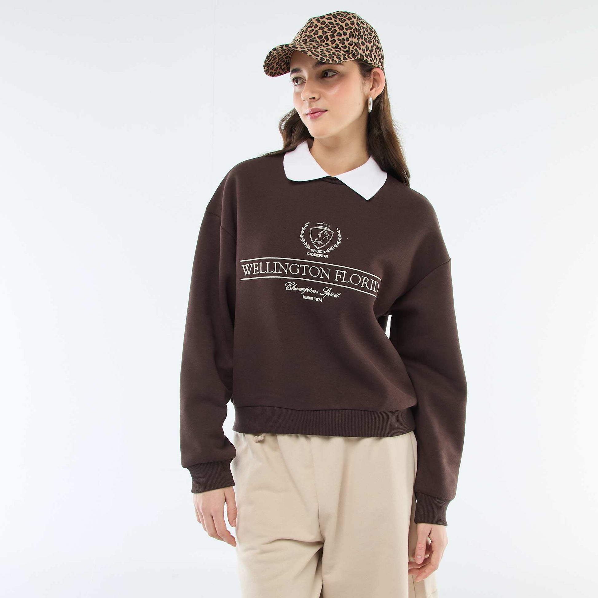 Buzo en tejido felpa con cuello remera MARRON