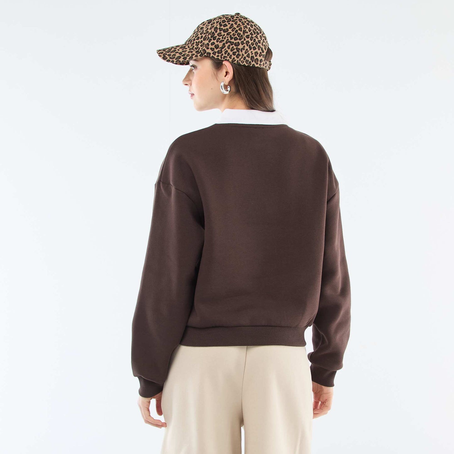 Buzo en tejido felpa con cuello remera MARRON