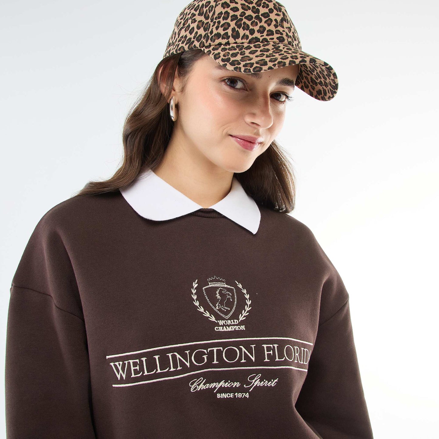 Buzo en tejido felpa con cuello remera MARRON