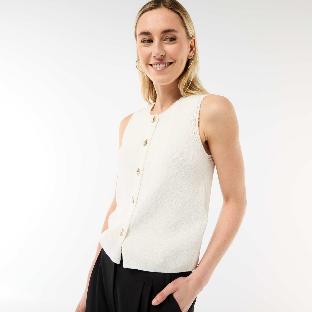 Top sin mangas con botones dorados BEIGE