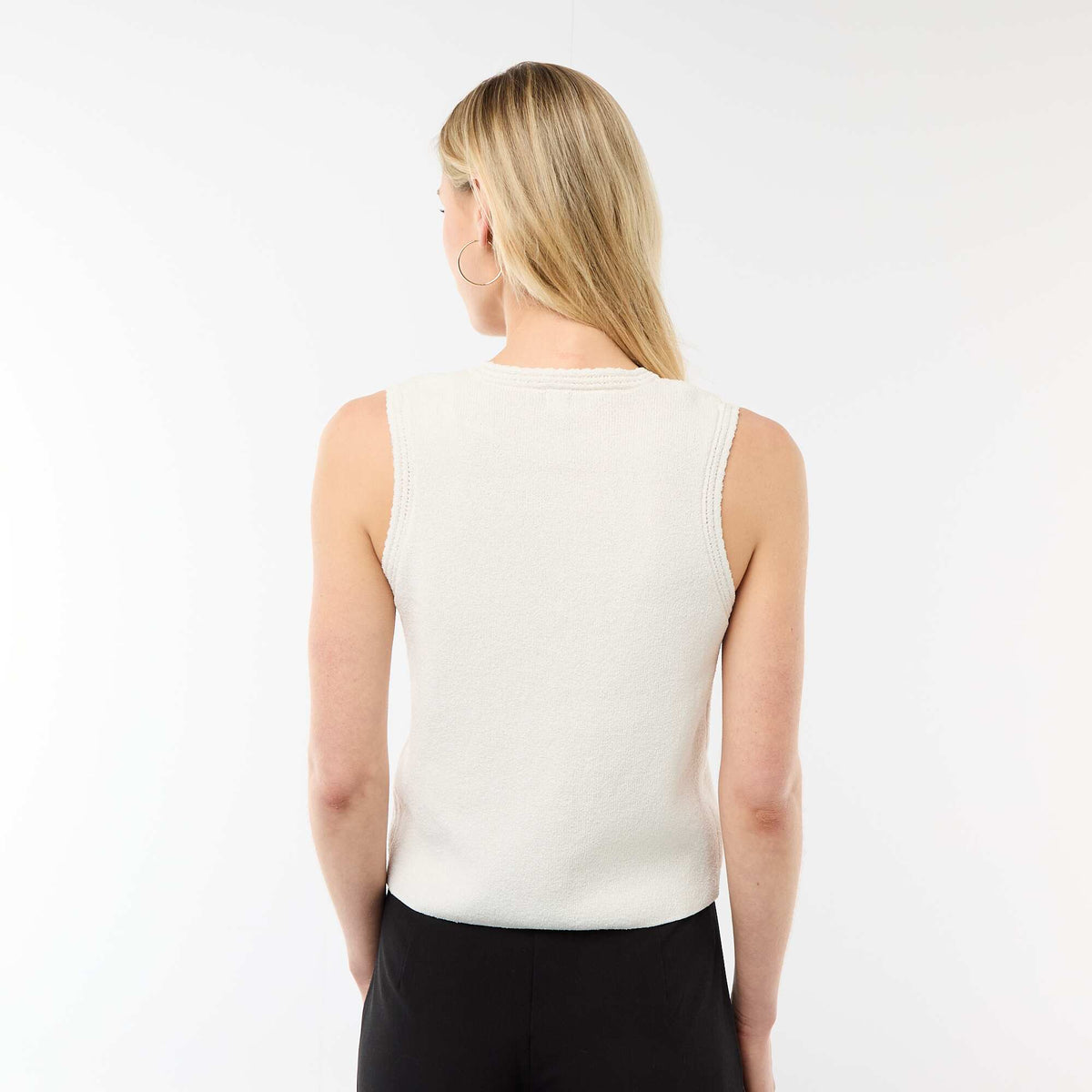 Top sin mangas con botones dorados BEIGE
