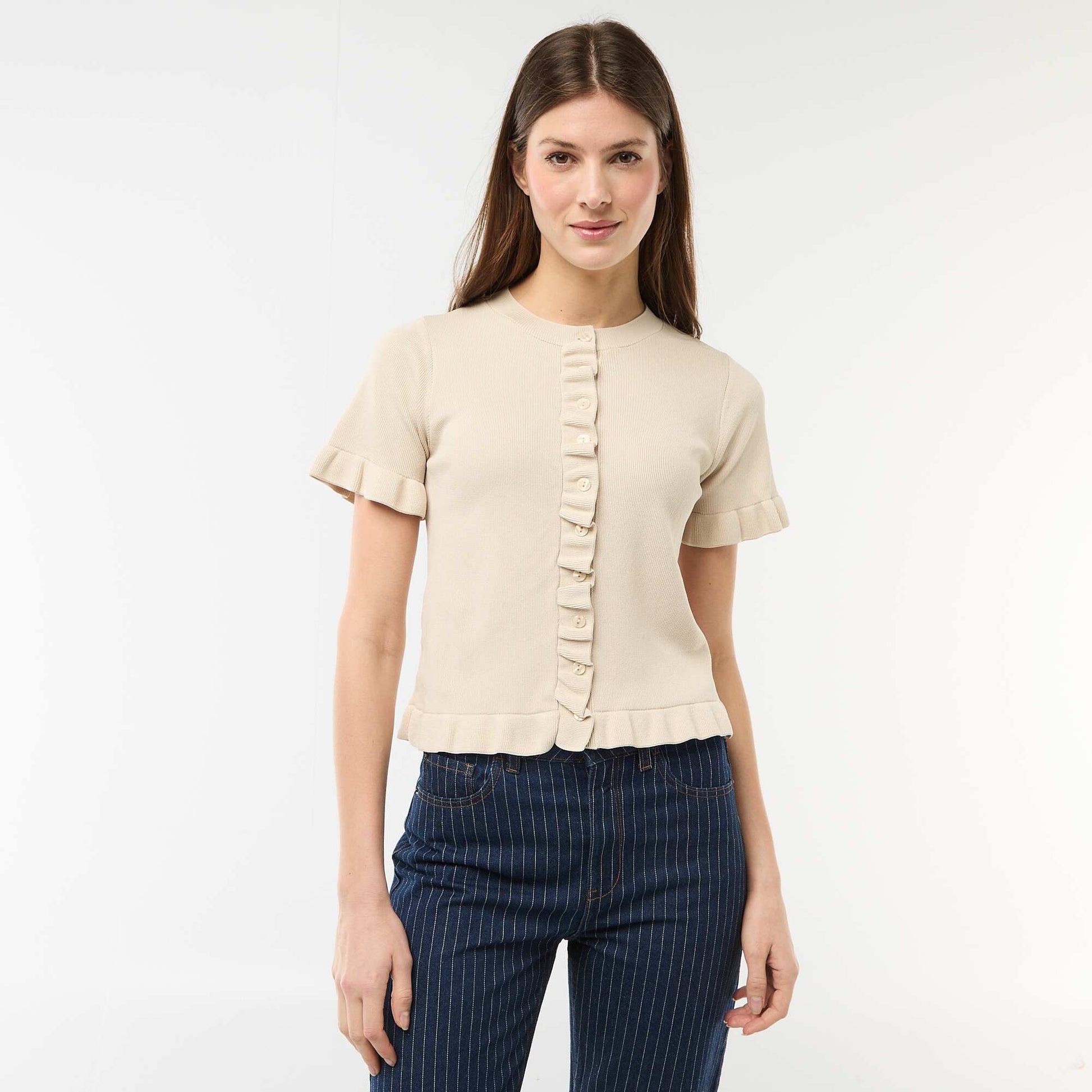 Camiseta de punto abotonada con volantes BEIGE