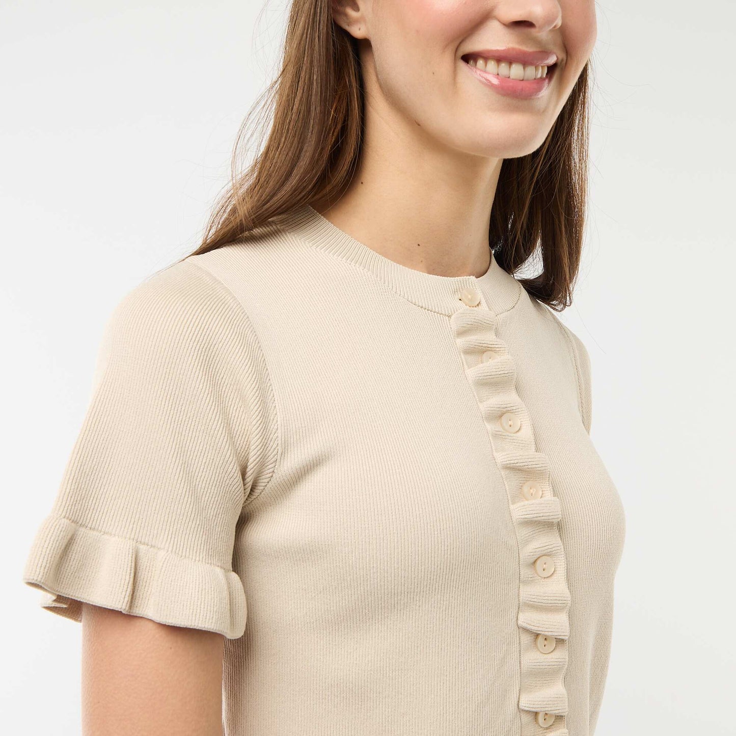 Camiseta de punto abotonada con volantes BEIGE