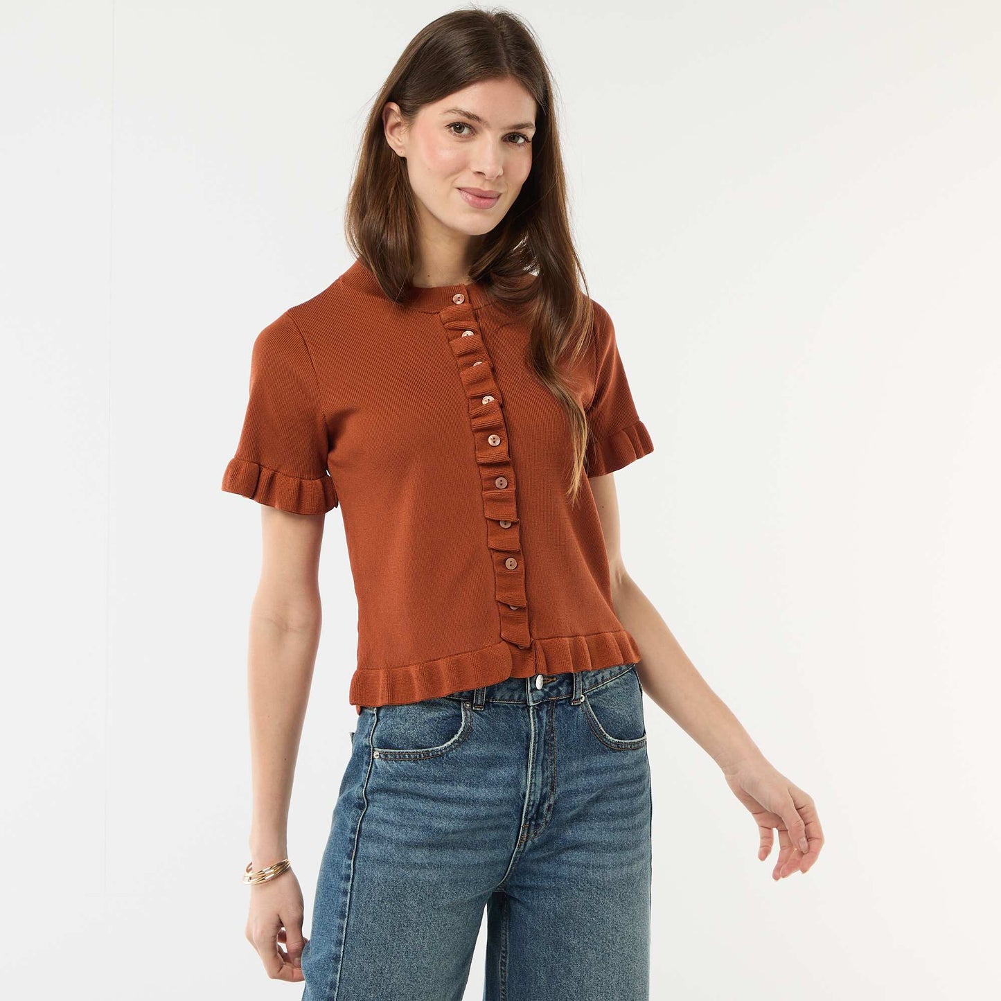 Camiseta de punto abotonada con volantes MARRON