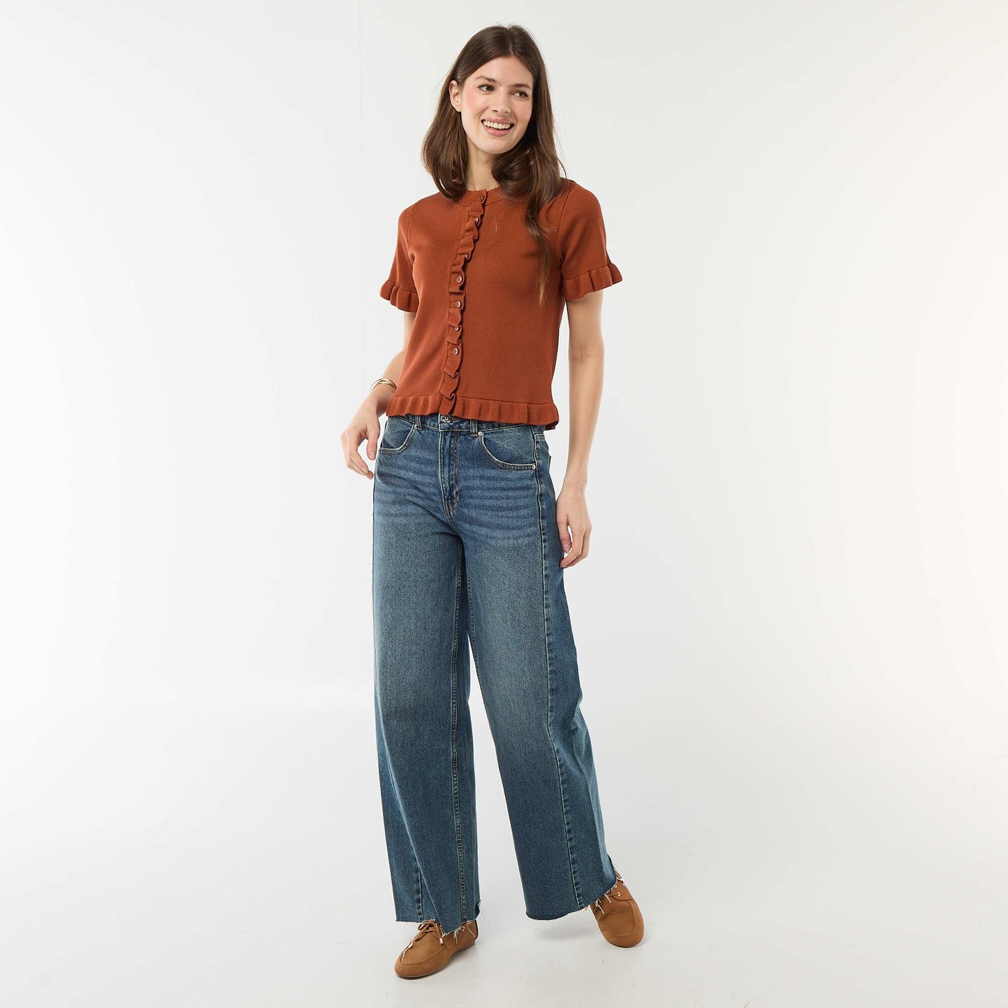 Camiseta de punto abotonada con volantes MARRON
