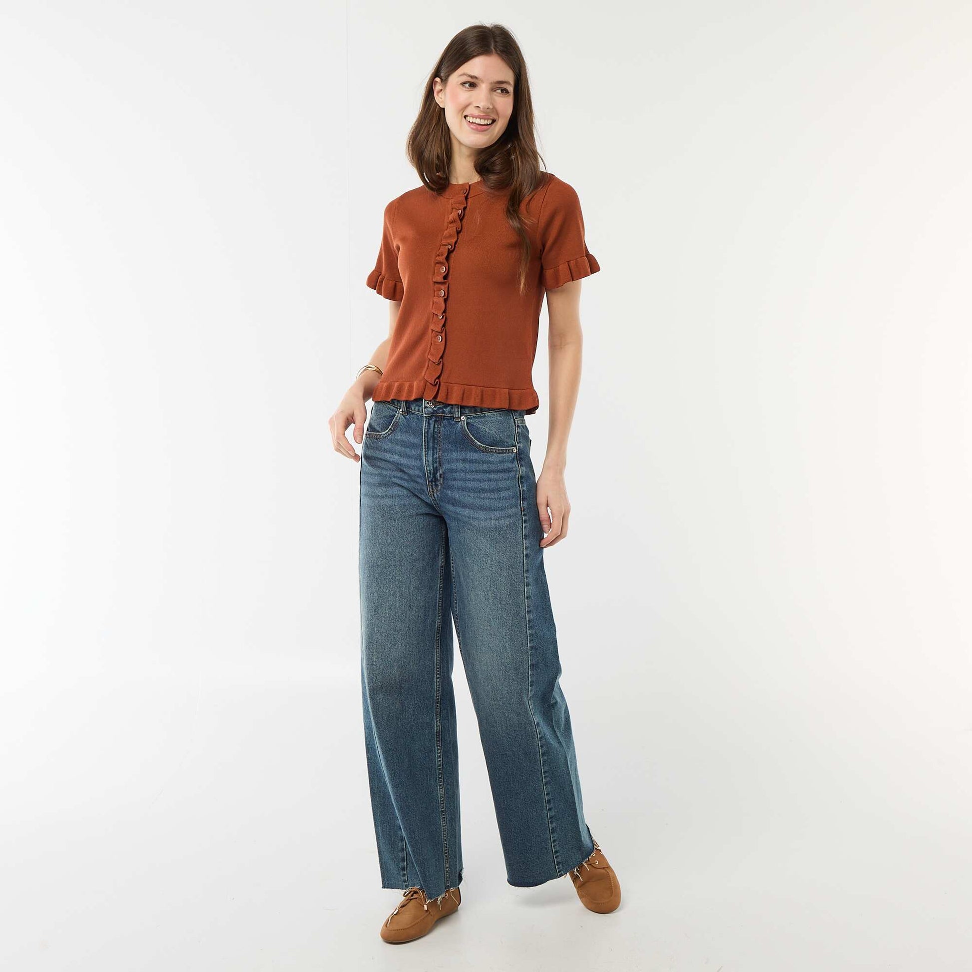 Camiseta de punto abotonada con volantes MARRON