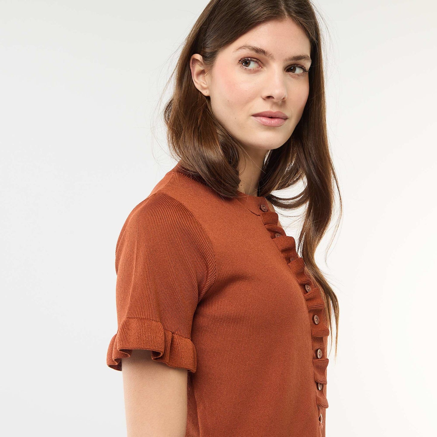 Camiseta de punto abotonada con volantes MARRON