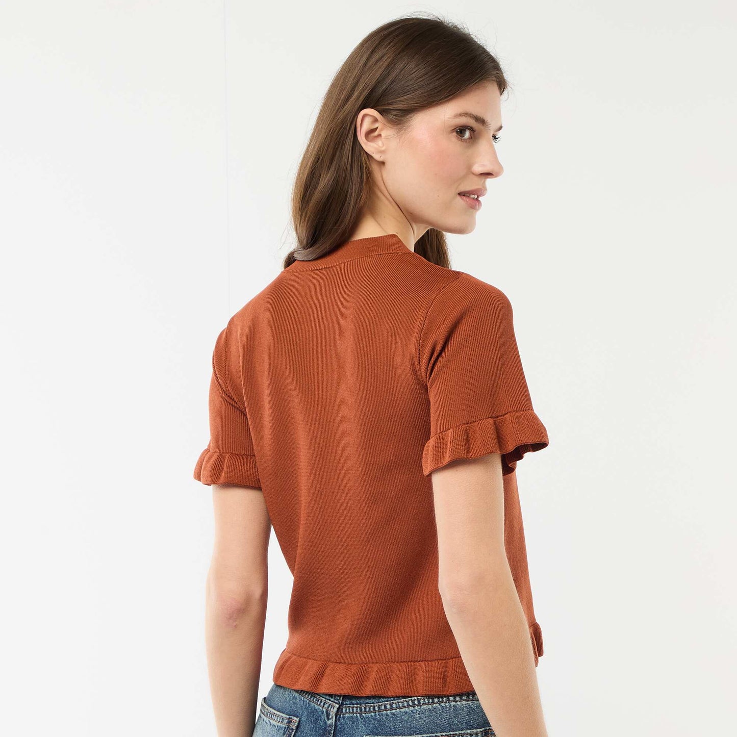 Camiseta de punto abotonada con volantes MARRON