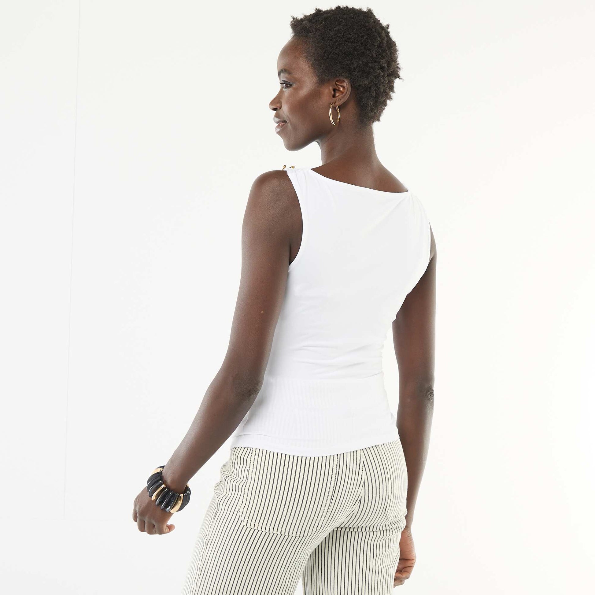 Camiseta elástica con joya dorada BLANCO