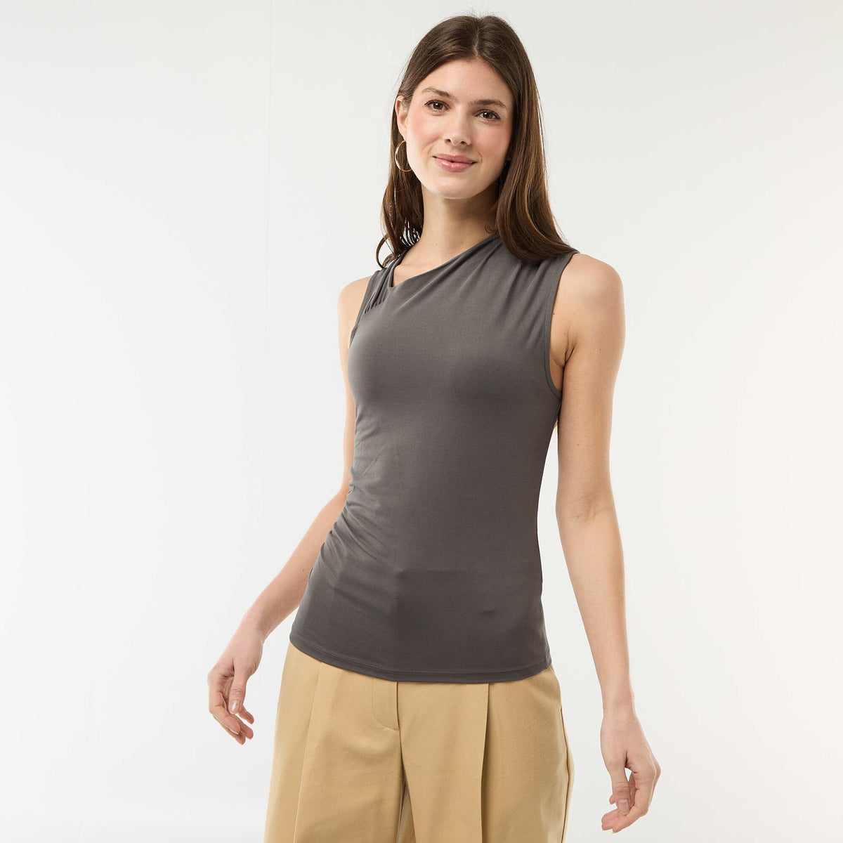 Camiseta elástica lisa asimétrica GRIS