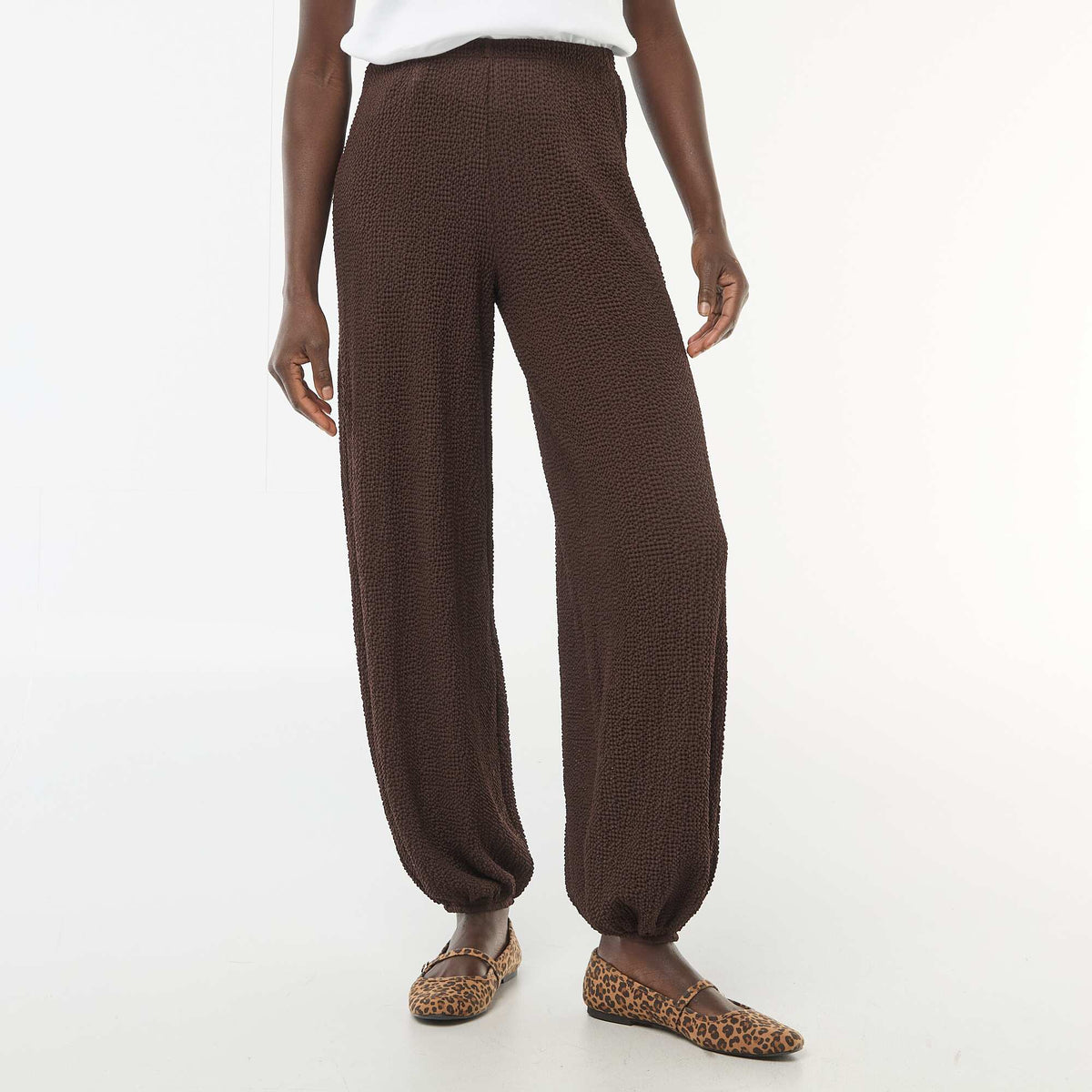 Pantalón de punto arrugado MARRON