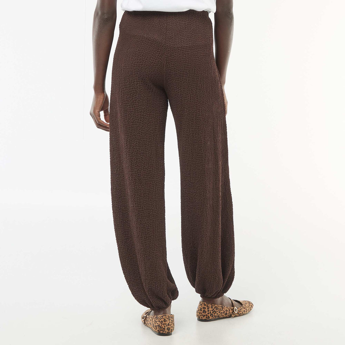 Pantalón de punto arrugado MARRON