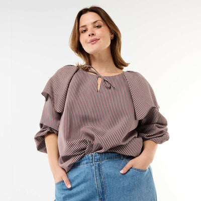 Blusa fluida de manga larga con volante grande en el cuello MARRON