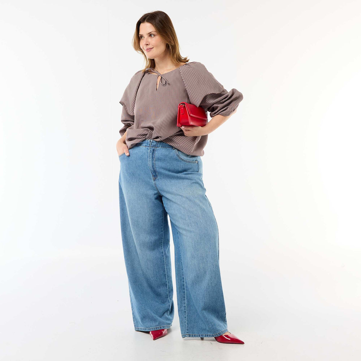 Blusa fluida de manga larga con volante grande en el cuello MARRON