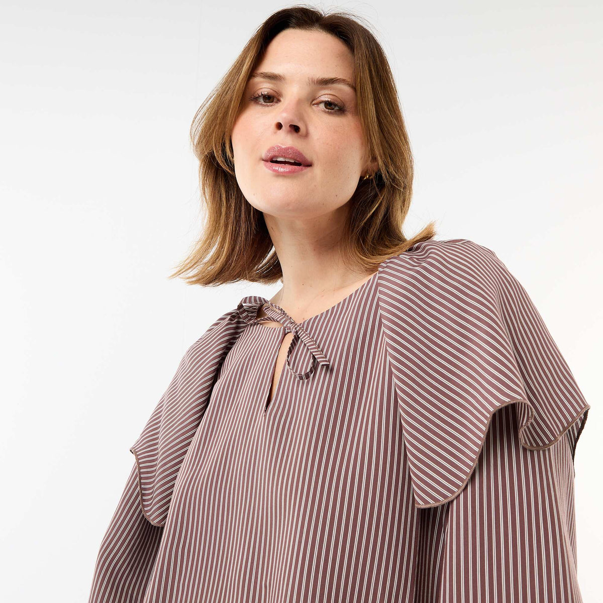 Blusa fluida de manga larga con volante grande en el cuello MARRON