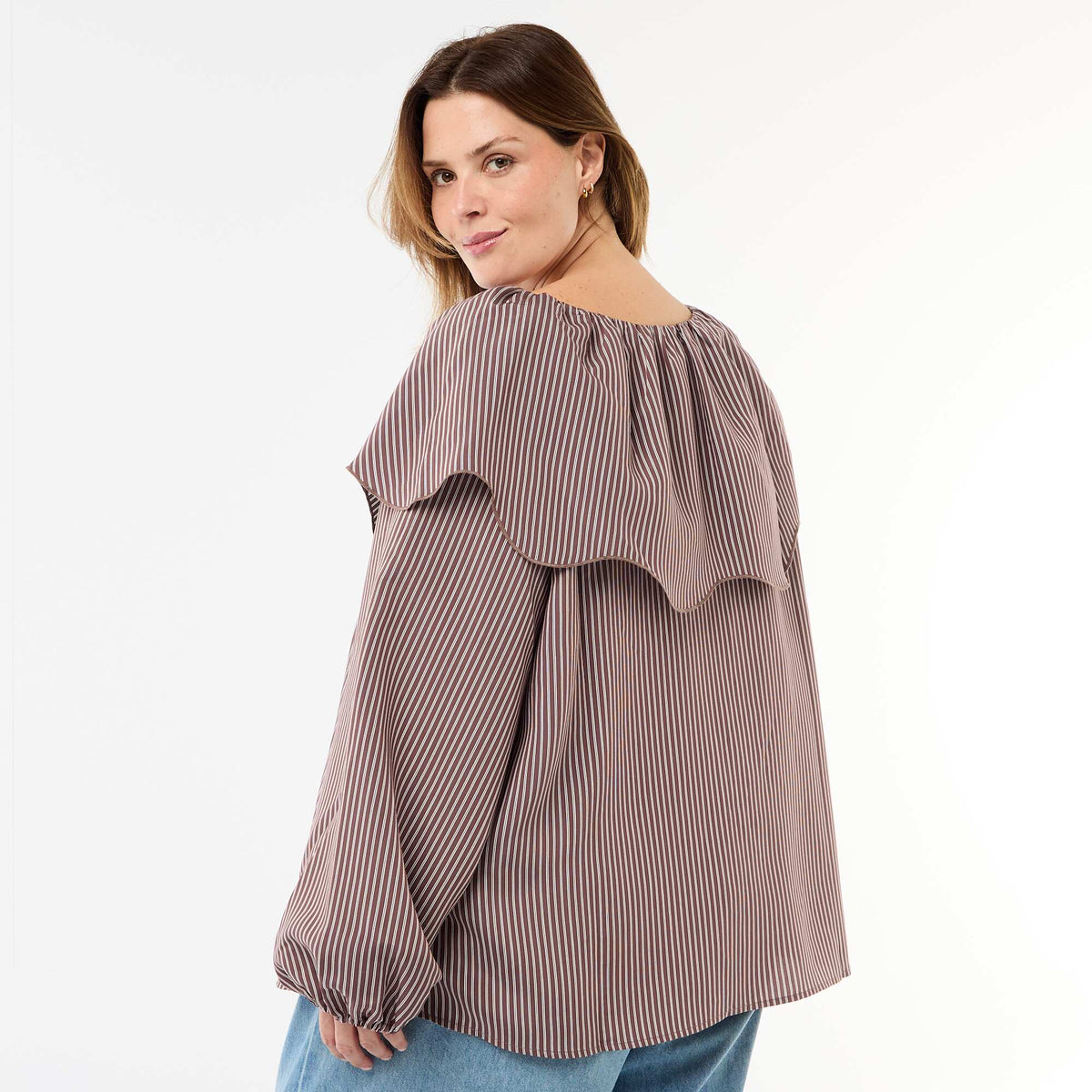 Blusa fluida de manga larga con volante grande en el cuello MARRON