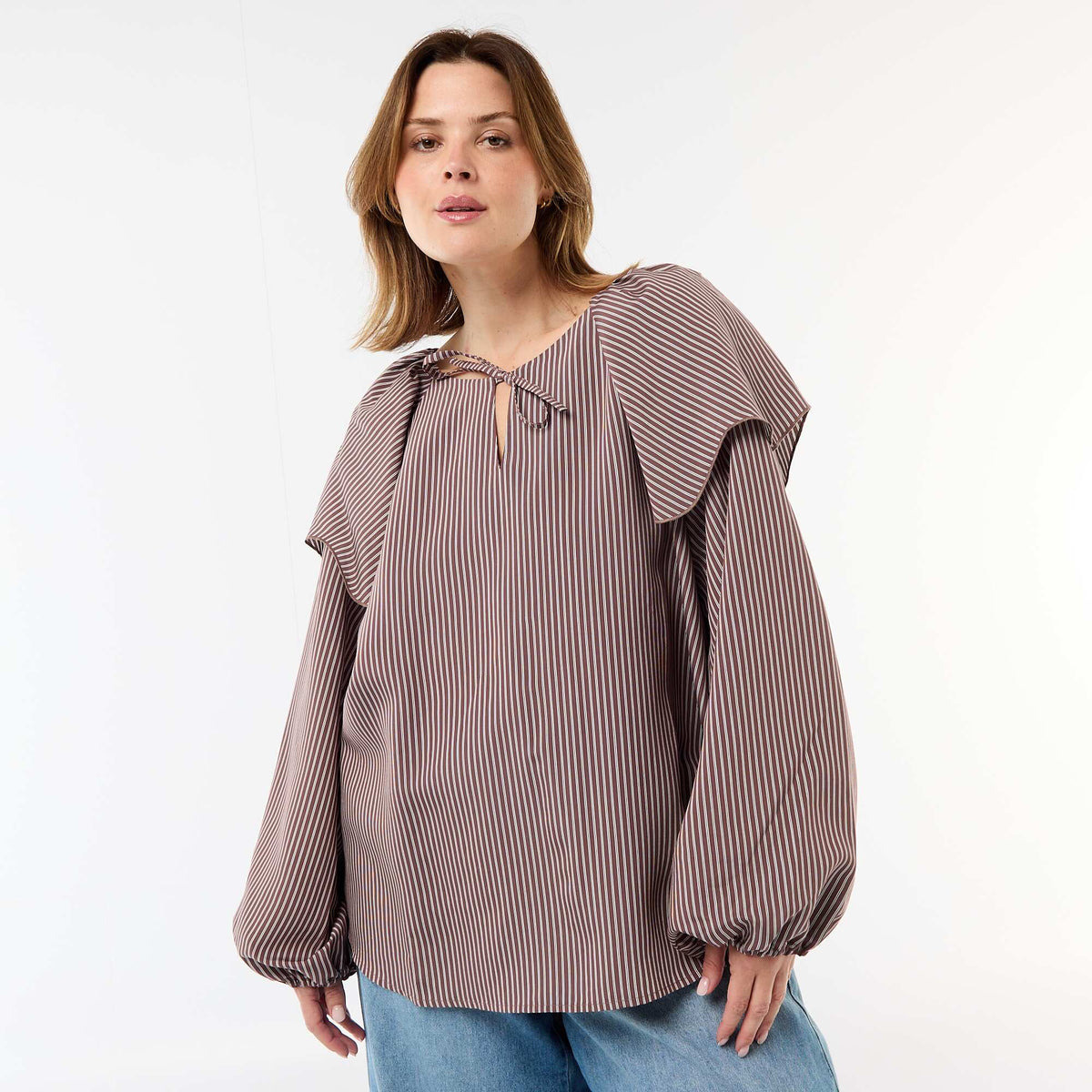 Blusa fluida de manga larga con volante grande en el cuello MARRON