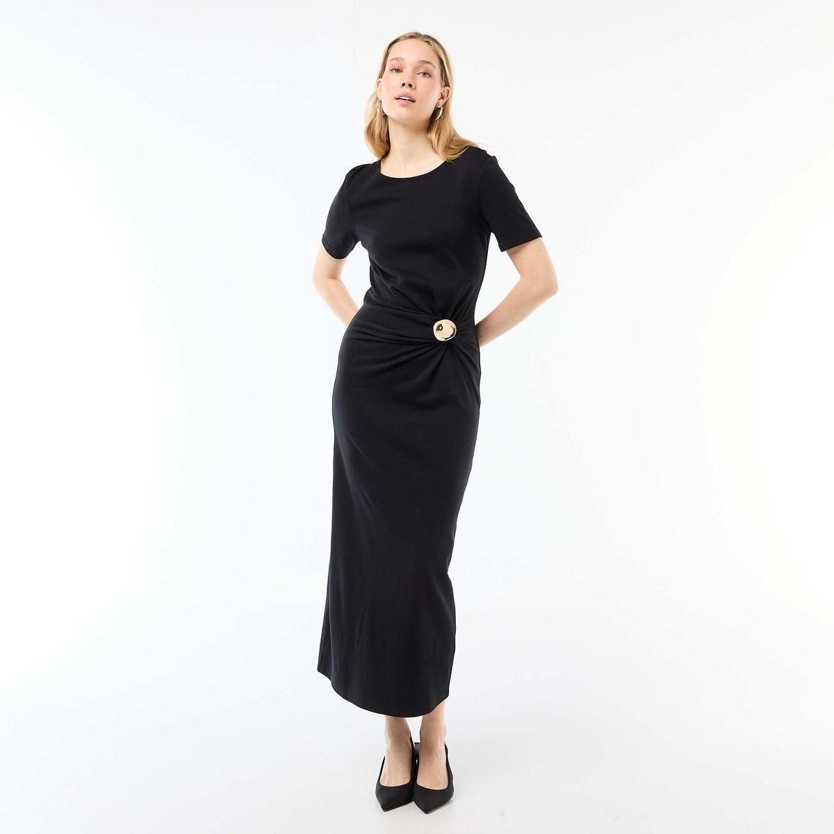 Vestido largo con corte drapeado y detalle de joya NEGRO