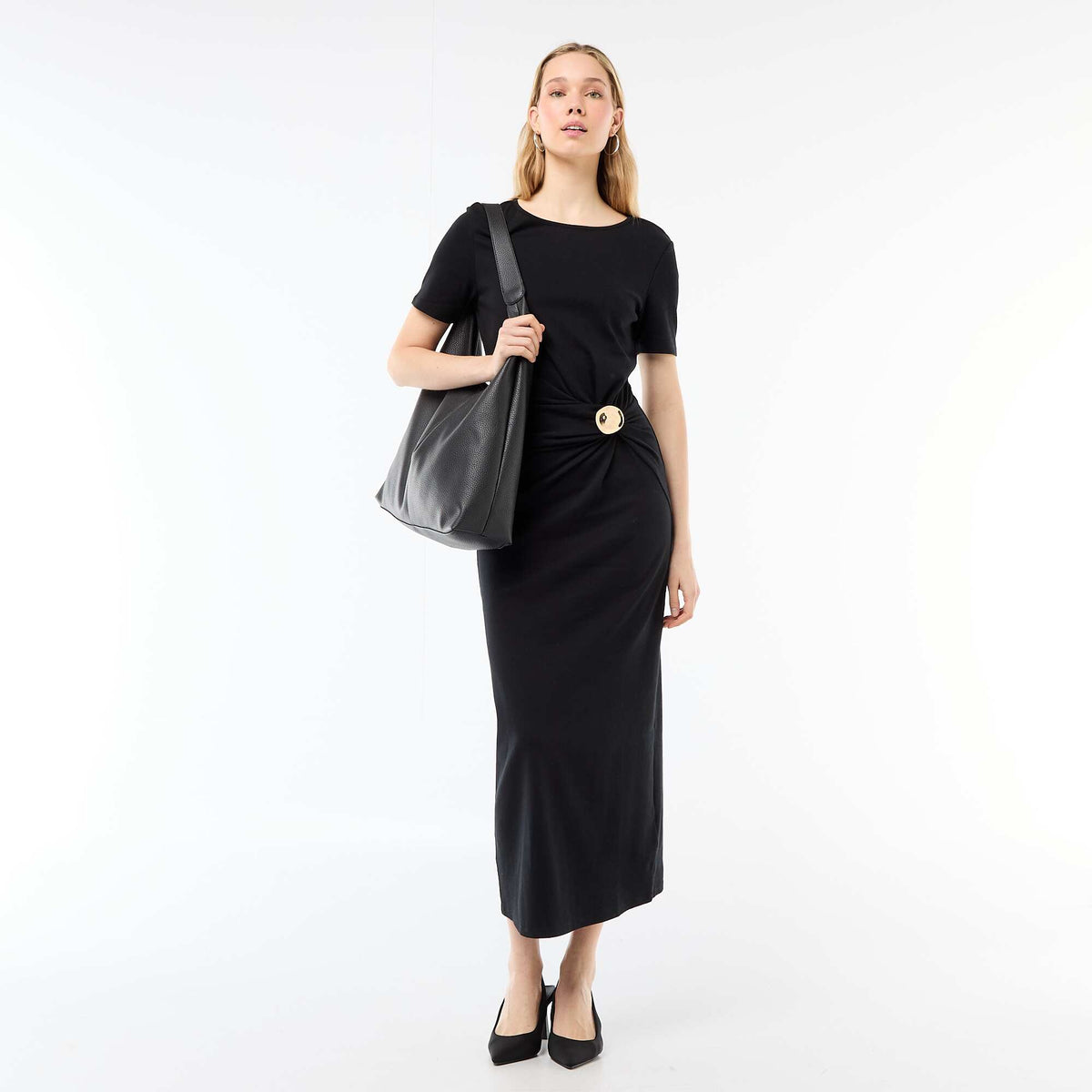 Vestido largo con corte drapeado y detalle de joya NEGRO