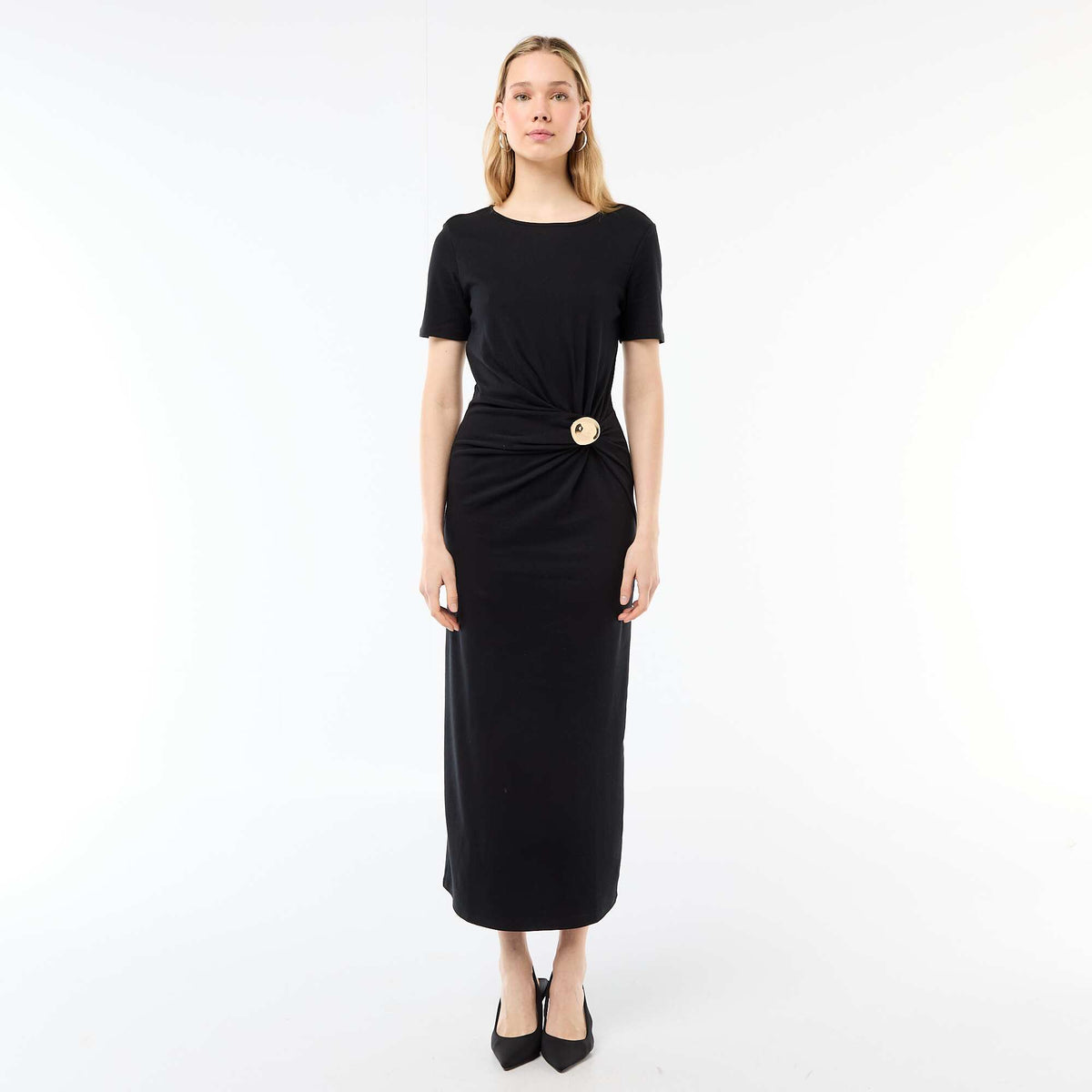 Vestido largo con corte drapeado y detalle de joya NEGRO