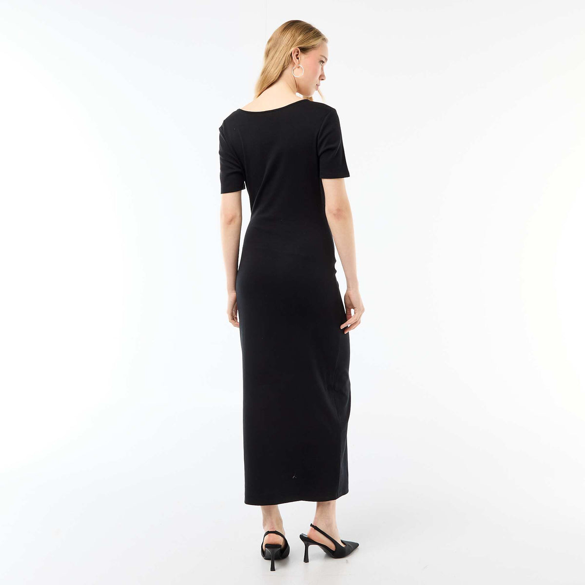 Vestido largo con corte drapeado y detalle de joya NEGRO