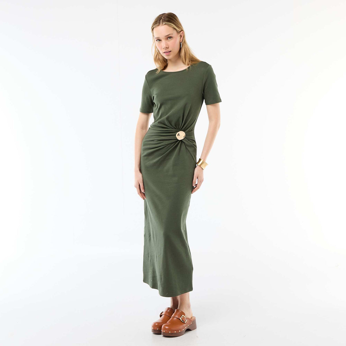 Vestido largo con corte drapeado y detalle de joya VERDE
