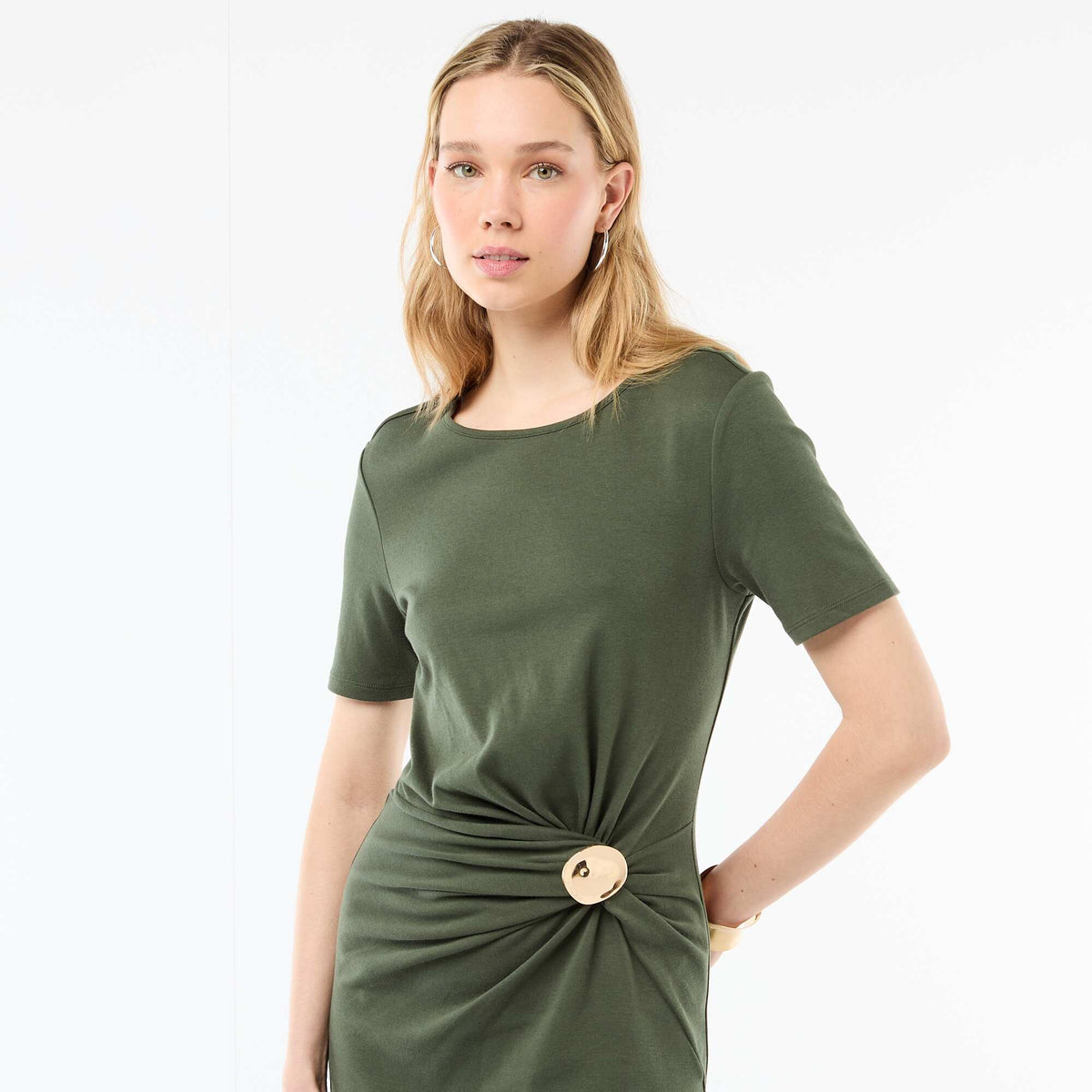Vestido largo con corte drapeado y detalle de joya VERDE
