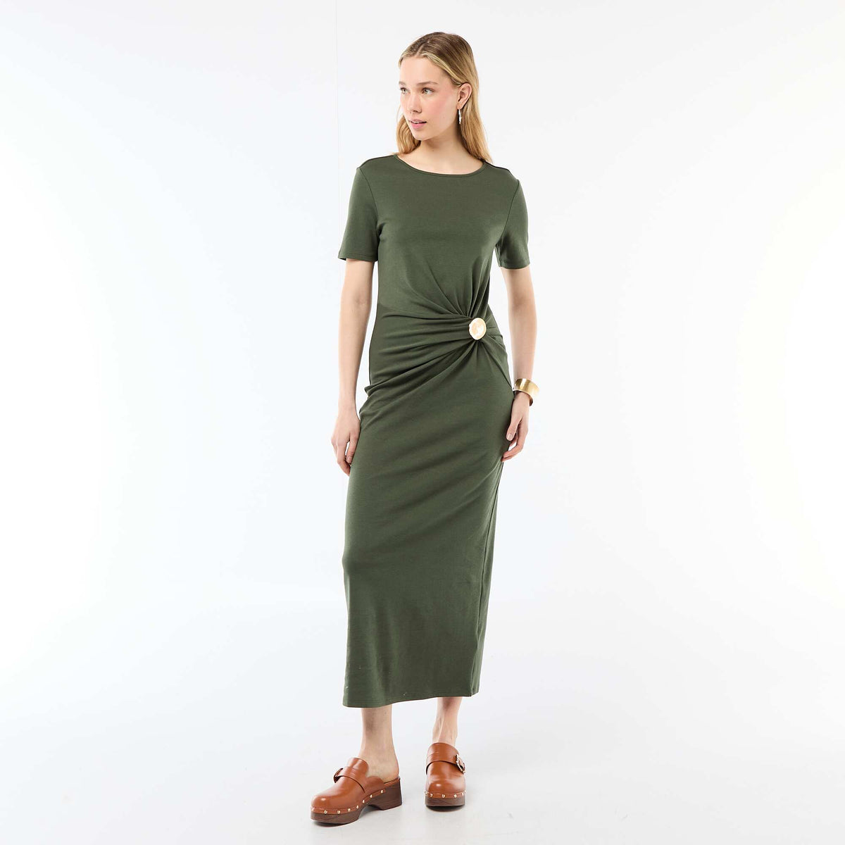 Vestido largo con corte drapeado y detalle de joya VERDE