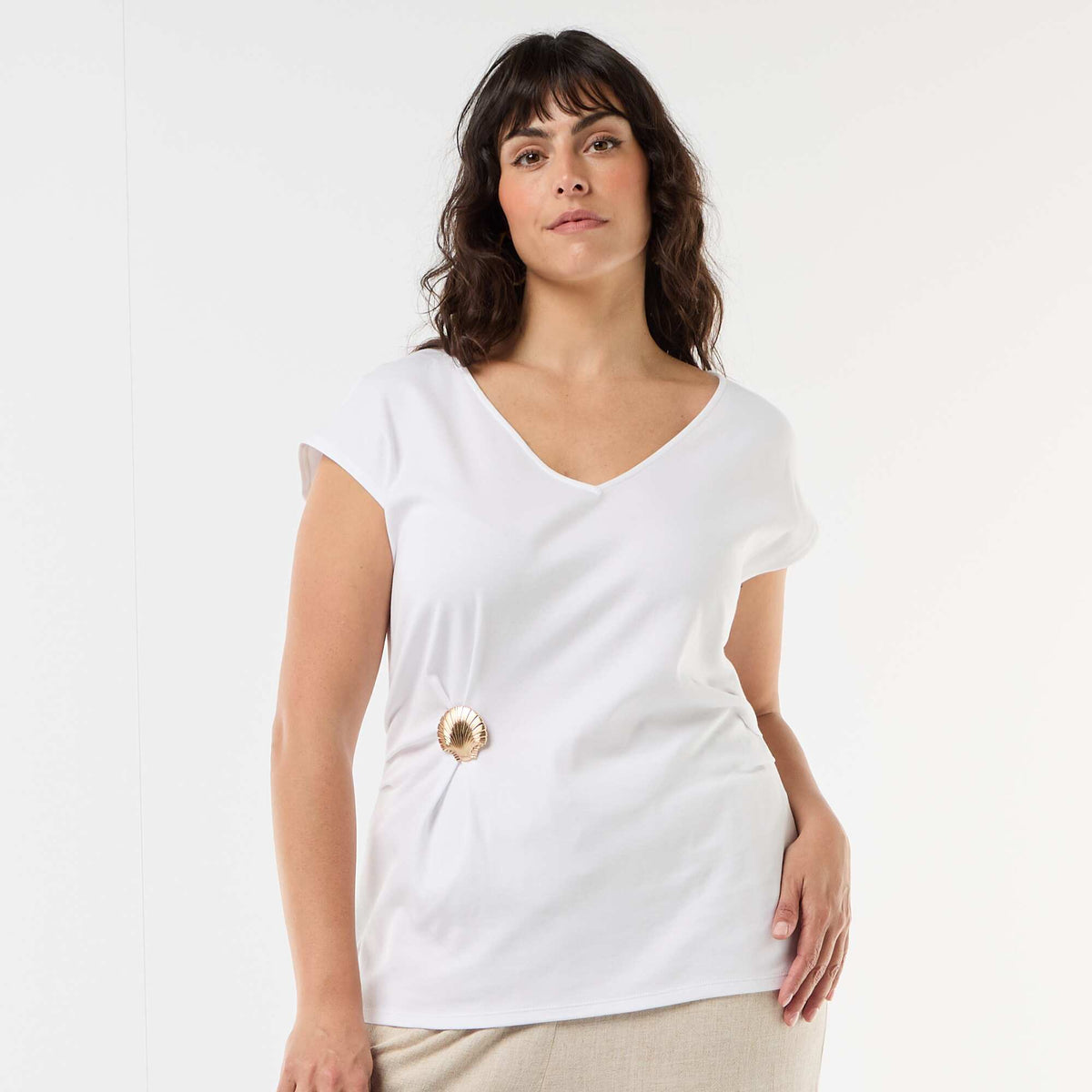 Camiseta drapeada con joya dorada BLANCO