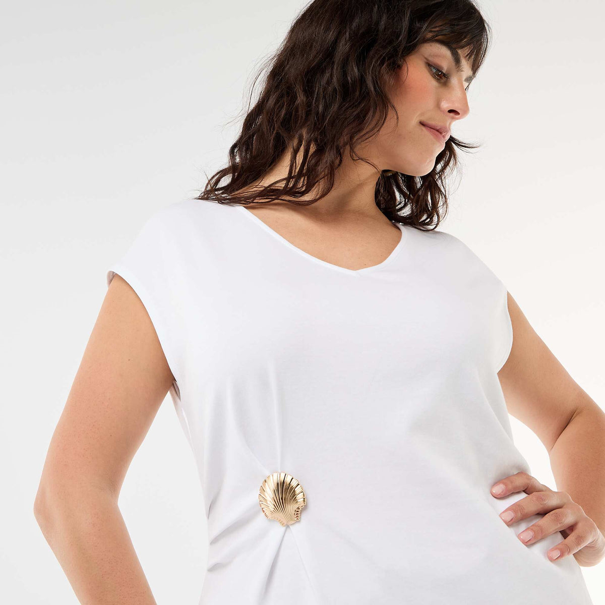 Camiseta drapeada con joya dorada BLANCO