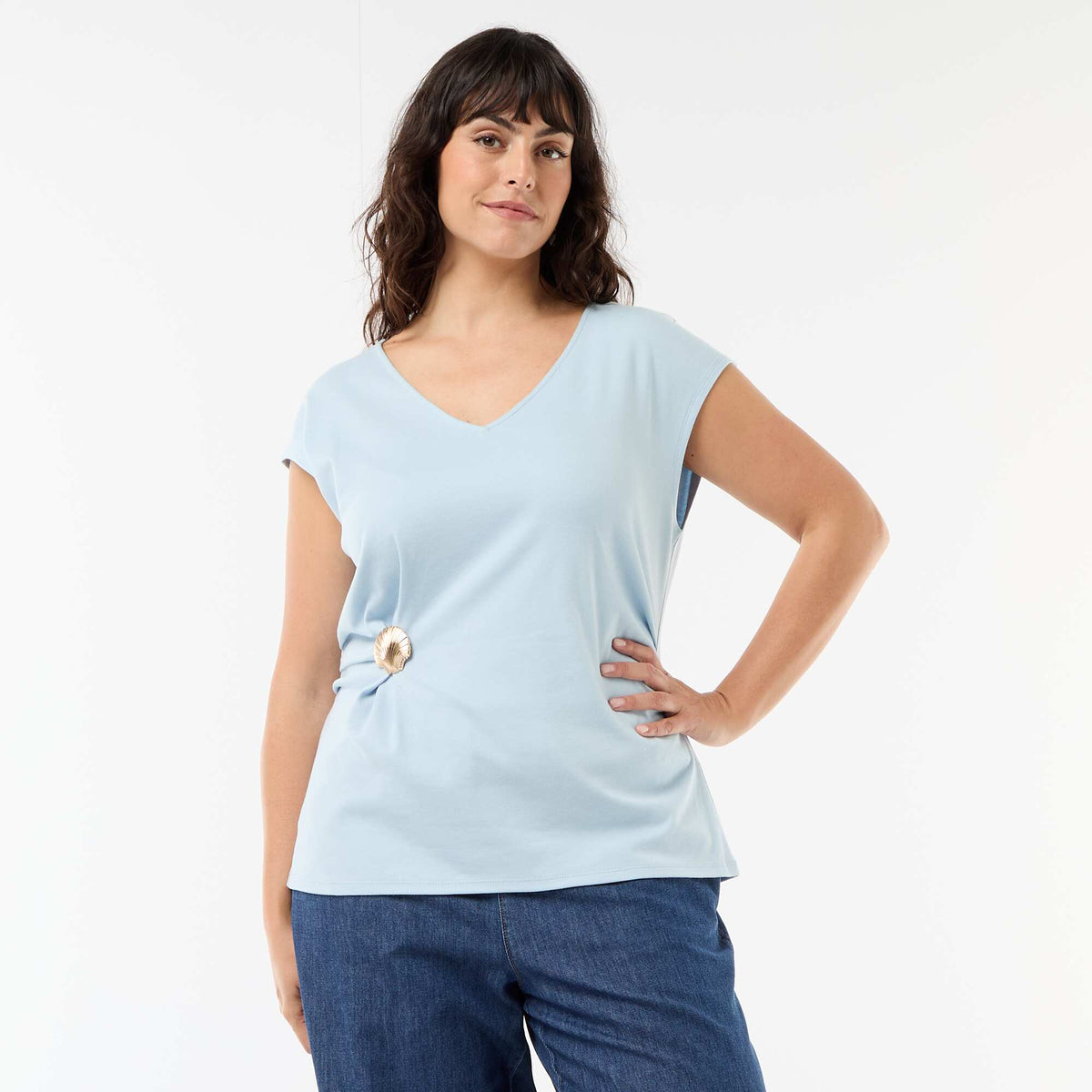 Camiseta drapeada con joya dorada AZUL