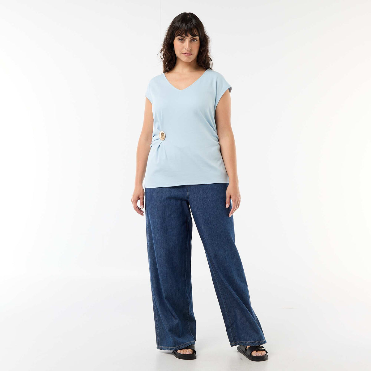 Camiseta drapeada con joya dorada AZUL
