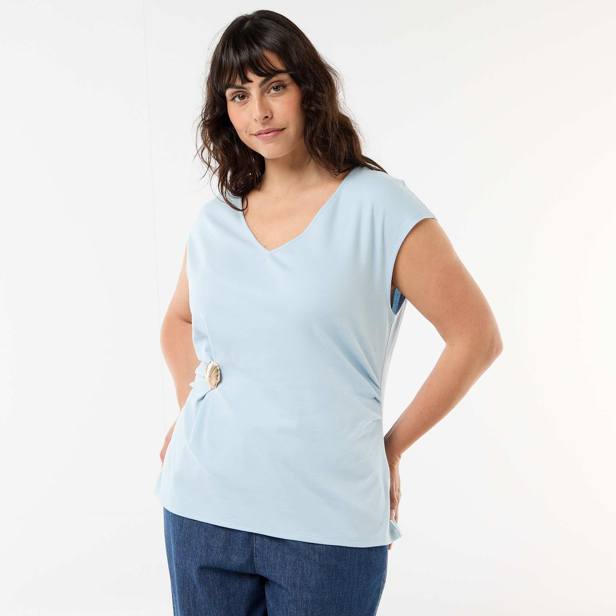 Camiseta drapeada con joya dorada AZUL