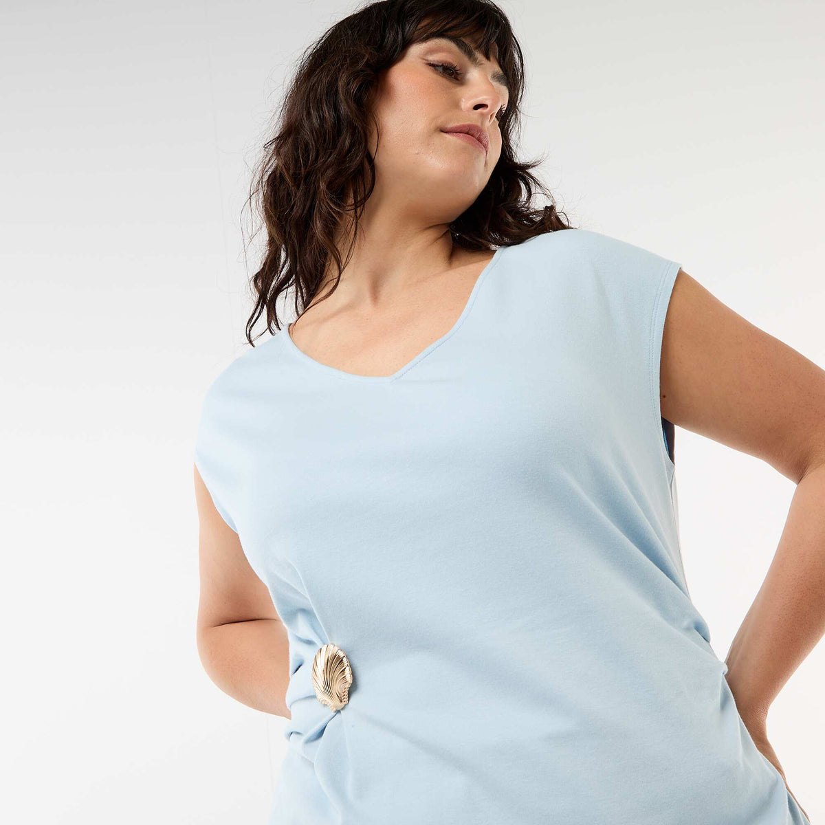Camiseta drapeada con joya dorada AZUL