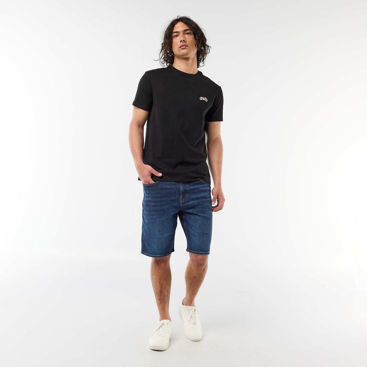 Camiseta lisa de manga corta con bordado NEGRO