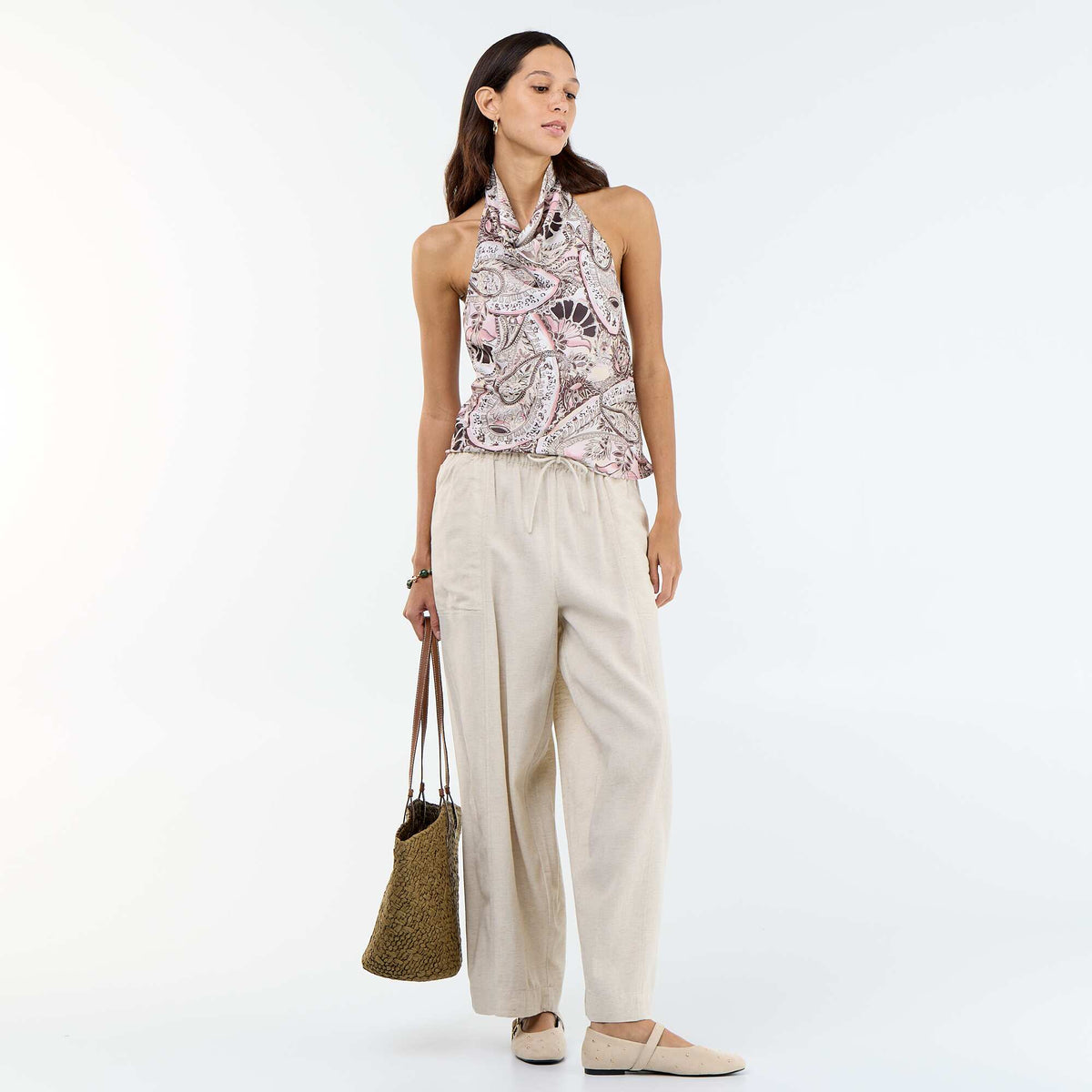 Top elástico liso asimétrico de tejido satinado BEIGE