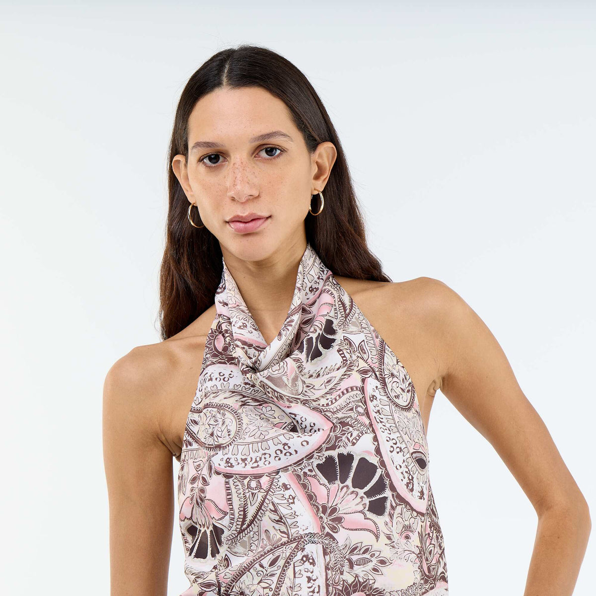 Top elástico liso asimétrico de tejido satinado BEIGE