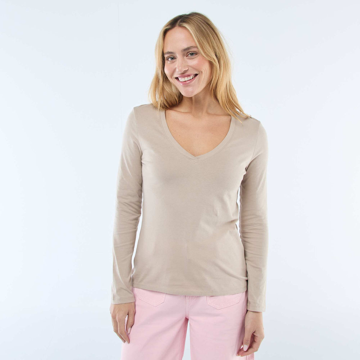 Camiseta cuello en pico BEIGE
