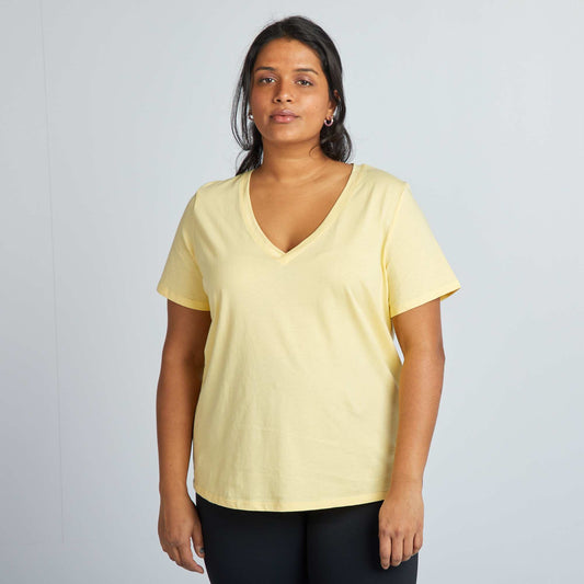 Camiseta de punto con cuello de pico amarillo pálido