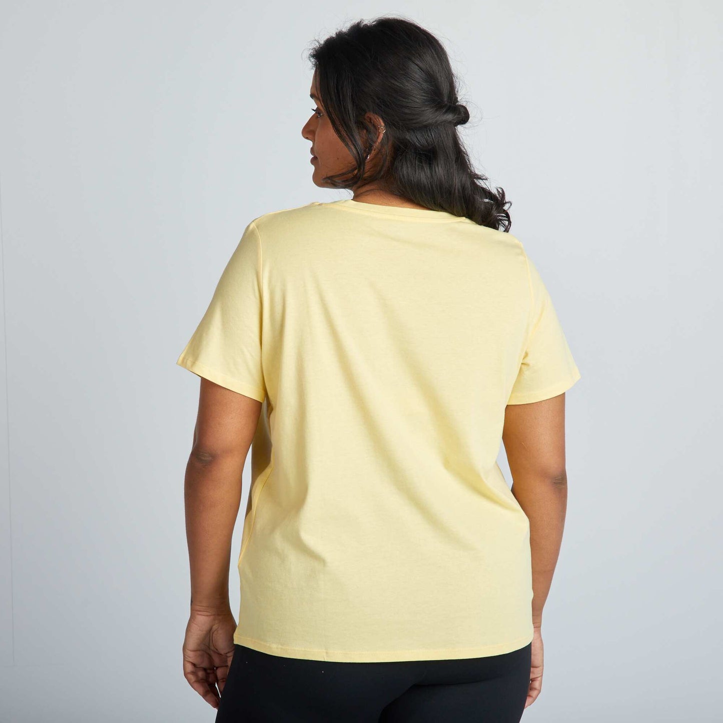 Camiseta de punto con cuello de pico amarillo pálido