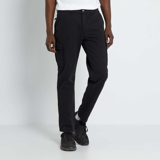 Pantalon recto con bolsillos con solapa negro