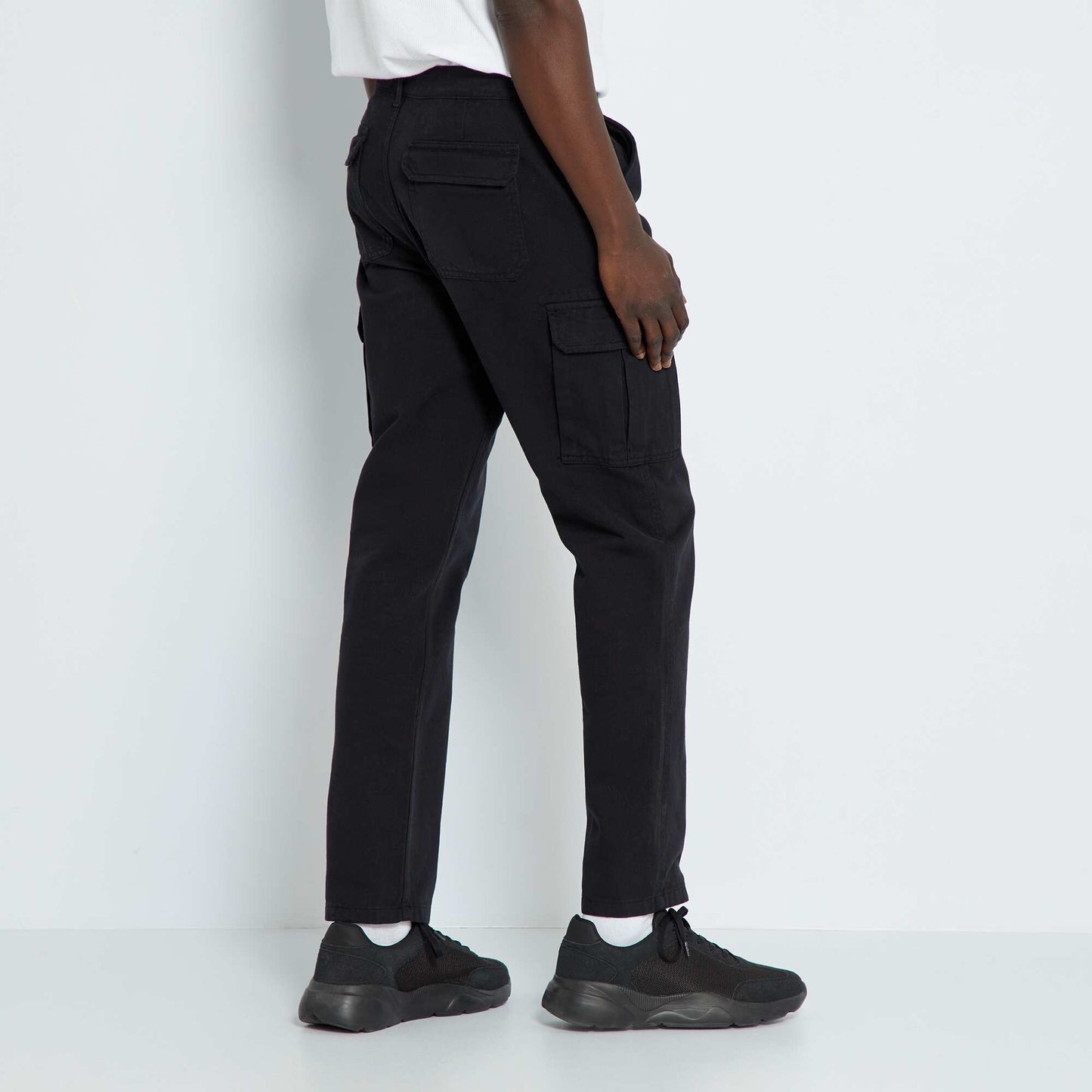 Pantalon recto con bolsillos con solapa negro