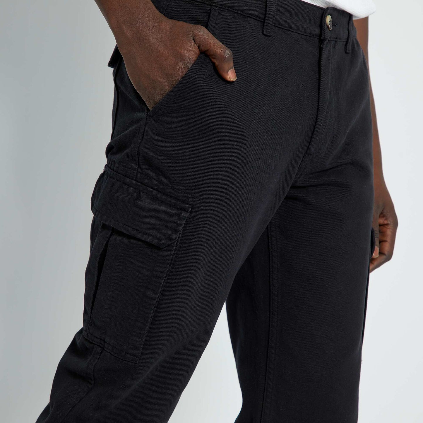 Pantalon recto con bolsillos con solapa negro