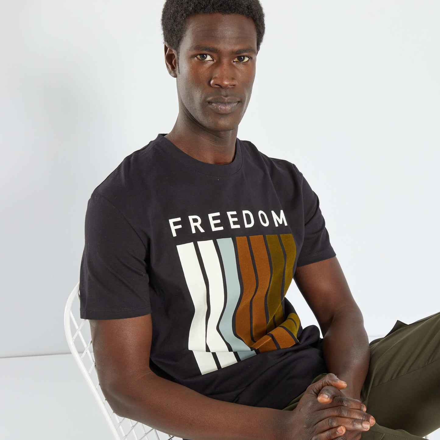 Camiseta con mensaje 'freedom' negro