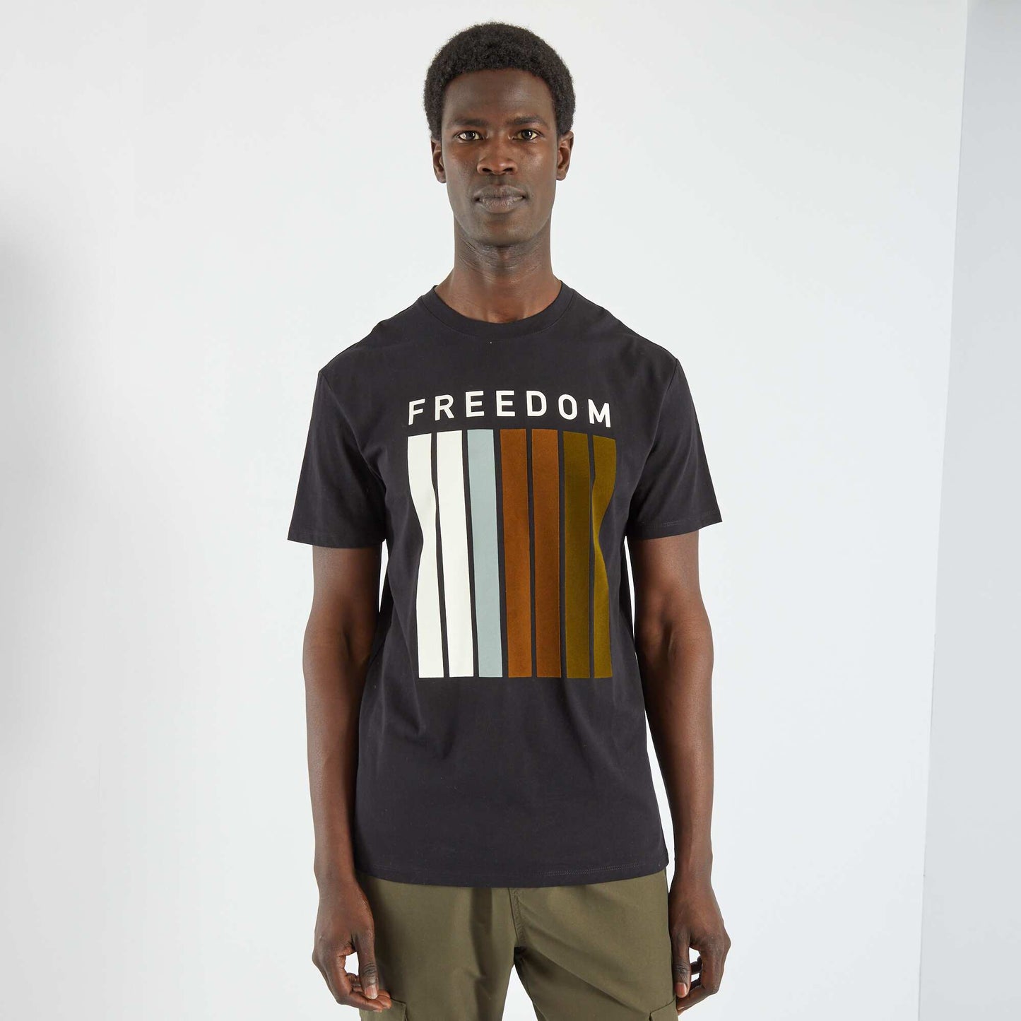Camiseta con mensaje 'freedom' negro