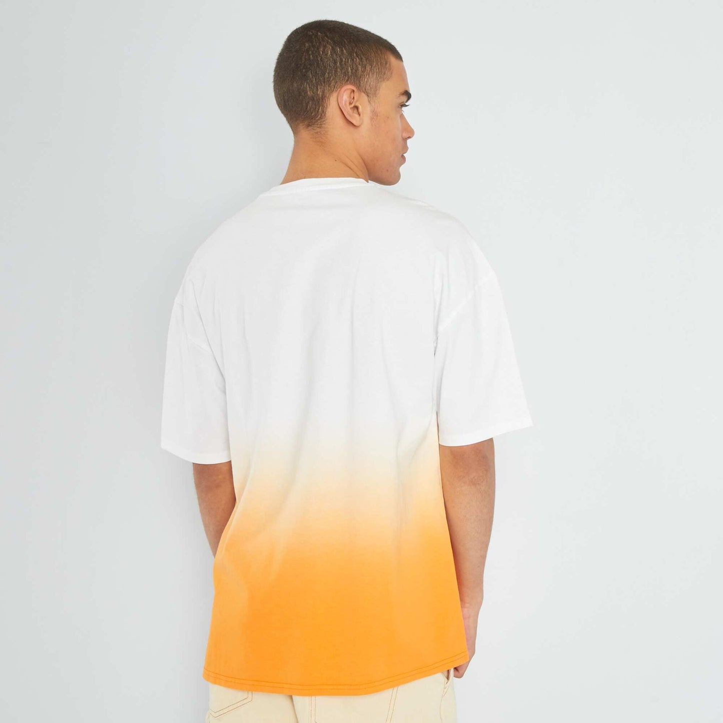 Camiseta con color degradado naranja