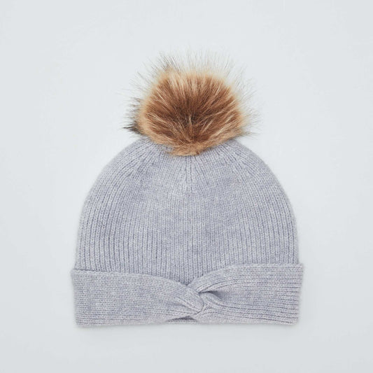 Gorro con borla y vuelta de punto trenzado GRIS