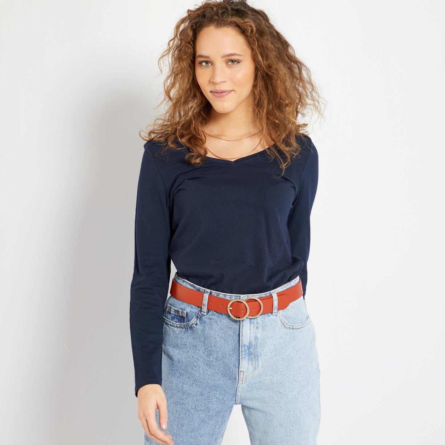 Camiseta con cuello de pico azul