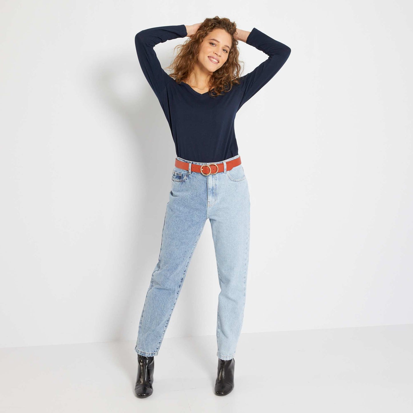 Camiseta con cuello de pico azul