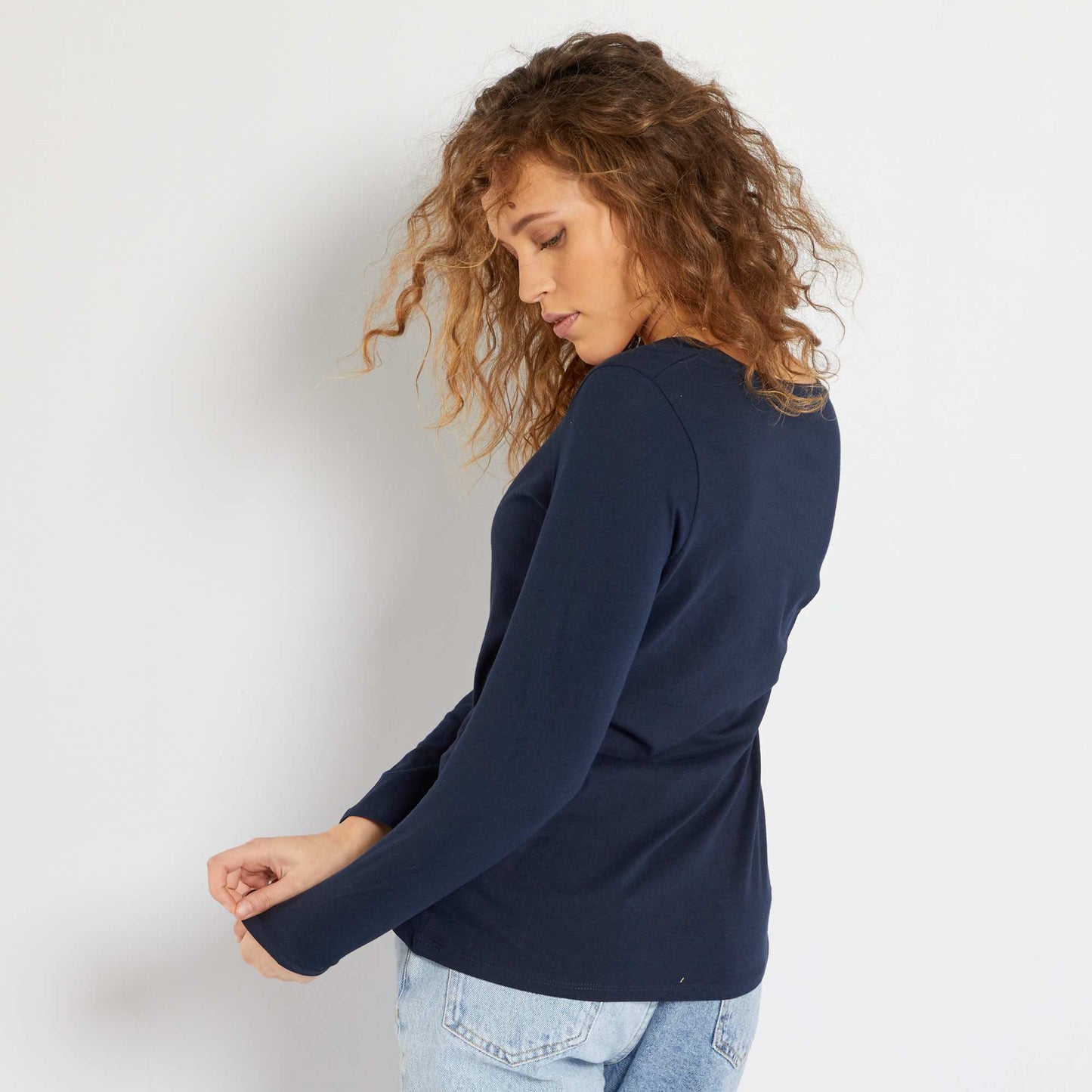 Camiseta con cuello de pico azul